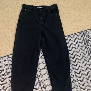 Black balloon leg, denim Levi’s.